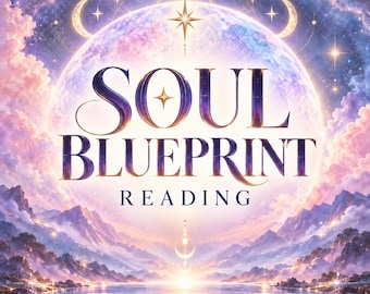 Op de afbeelding: Een digitale afbeelding met de tekst SOUL BLUEPRINT READING in donkerpaarse letters. De achtergrond toont een grote gloeiende planeet, maansikkels, sterren en een berglandschap weerspiegeld in kalm water.