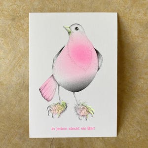 Oso fuerte // Postal Riso / Tarjeta con mensaje / Ilustración de un petirrojo, patas en garras de oso / Colores neón / Impresión Riso de 3 colores / Única