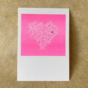 Hart // Riso ansichtkaart / spreukkaart / illustratie hart gemaakt van handlettering met glittersteen / neon roze / 1-kleurige Riso print / uniek