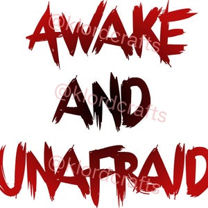 Op de afbeelding: Een grafisch ontwerp met de tekst AWAKE AND UNAFRAID in een vet, verweerd lettertype in penseelstijl. De letters zijn gekleurd in een diep, bloedrood verloop, met een watermerk @klordcrafts dat over het midden van de tekst is geplaatst.