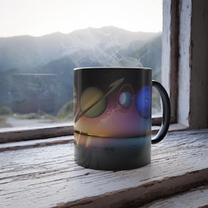 以下が含まれることがあります： クリーム、ライトブラウン、ダークブラウンの、まだら模様のマット仕上げのセラミックマグ3個セット。各マグはシンプルでミニマリストなデザインで、コーヒーや紅茶に最適です。