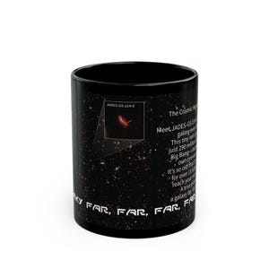 Puede incluir: Taza de cerámica negra con diseño espacial. La taza presenta un fondo de galaxia con texto y una imagen de una galaxia distante. El texto incluye "JADES-GS-z14-0" y "Galaxy Far, Far, Far, Far."