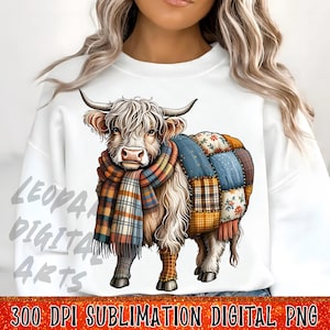 Könnte beinhalten: Ein weißes Sweatshirt mit einer Illustration einer Hochlandkuh. Die Kuh trägt einen Schal mit Karomuster und einen Patchwork-Quilt. Der Text "LEOPA DIGITAL ARTS" und "300 DPI SUBLIMATION DIGITAL PNG" ist enthalten.