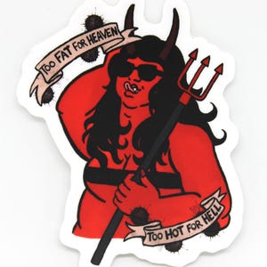 Peut inclure: Un autocollant représentant un personnage de diable rouge avec des cheveux noirs, des lunettes de soleil et des cornes, tenant une fourche. Le personnage porte un haut noir. Des bannières affichent le texte "Too Fat For Heaven" et "Too Hot For Hell."