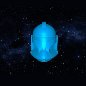 Puede incluir: Un casco de plástico azul con una visera y una cresta elevada en la parte superior. El casco está sobre un fondo azul oscuro con estrellas blancas.