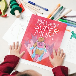 Super maman - Livre personnalisé à couverture souple pour l'anniversaire de maman - par les enfants, une histoire unique pour votre super maman, un excellent remplissage de bas de Noël !