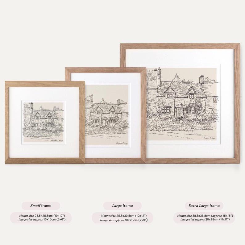 K&ouml;nnte beinhalten: Drei gerahmte Drucke einer detaillierten Feder- und Tuschzeichnung eines Cottages. Die Rahmen sind hellbraun mit wei&szlig;em Passepartout. Die Gr&ouml;&szlig;en sind klein, gro&szlig; und extra gro&szlig;. Der kleine Rahmen ist 25,5x25,5 cm, der gro&szlig;e 25,5x30,5 cm und der extra gro&szlig;e 38,8x38,8 cm.