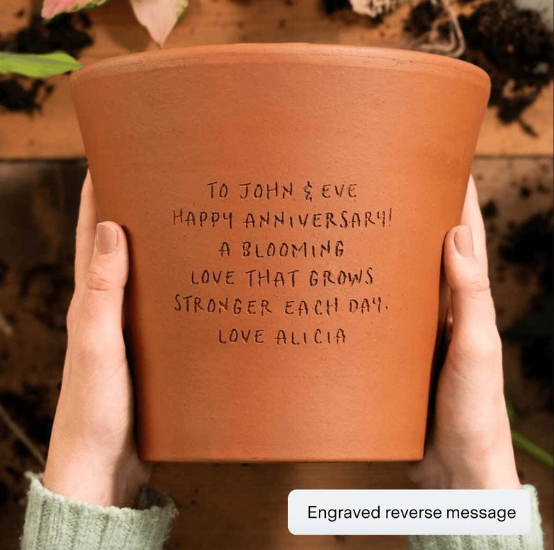 Maceta de terracota grabada personalizada para 60 cumpleaños: regalo para amantes de la jardinería, decoración del hogar para celebraciones especiales, regalo único para exteriores. imagen 4