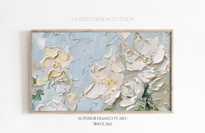 K&ouml;nnte beinhalten: Ein gerahmtes abstraktes Gem&auml;lde von wei&szlig;en und hellblauen Blumen mit einem strukturierten Pinselstrich-Stil. Das Gem&auml;lde ist in einem hellen Holzrahmen gerahmt. Der Text "SUPERIOR FRAMED TV ART - 3840 X 2160" ist unter dem Rahmen gedruckt.