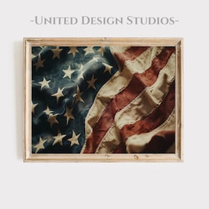 Puede incluir: Una bandera americana vintage con rayas rojas, blancas y azules y estrellas. La bandera está arrugada y descolorida, lo que le da un aspecto desgastado. La bandera está enmarcada en un marco de madera claro.