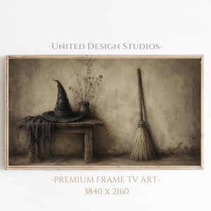 Op de afbeelding: Een digitaal kunstwerk getiteld UNITED DESIGN STUDIOS PREMIUM FRAME TV ART 3840 x 2160 met een puntige heksenhoed, een kleine vaas met gedroogde takjes en een bezem op een houten bank tegen een muur met een textuur in bruintinten.