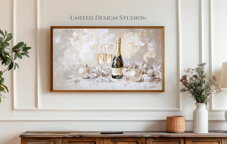 Pode incluir: Uma pintura emoldurada de uma garrafa de champanhe e duas ta&ccedil;as com um fundo branco e dourado. A garrafa e as ta&ccedil;as s&atilde;o cercadas por ornamentos e guirlandas brancas e douradas.