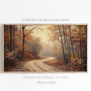 Könnte beinhalten: Ein Gemälde, das einen gewundenen Weg durch einen nebligen Wald im Herbst zeigt. Die Bäume sind eine Mischung aus Gelb, Orange und Braun, und der Weg ist mit heruntergefallenen Blättern gesäumt. Das Gemälde ist in einem hellen Holzrahmen gerahmt.