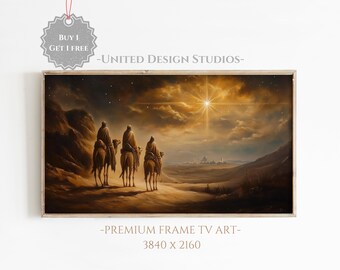Op de afbeelding: Een schilderij van drie figuren op kamelen die door een woestijnlandschap reizen onder een sterrenhemel met een heldere ster in de verte. De figuren zijn gekleed in traditionele gewaden en rijden op kamelen. De hemel is diepblauw met een paar wolken. De woestijn is zandkleurig. Het schilderij is ingelijst in een houten lijst.