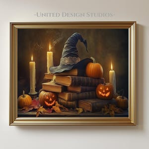 Puede incluir: Una obra de arte enmarcada con temática de Halloween que presenta un sombrero de bruja, calabazas y velas sobre una pila de libros. Las calabazas tienen caras talladas y las velas están encendidas, creando un brillo cálido. El texto "-UNITED DESIGN STUDIOS-" está en la parte superior.