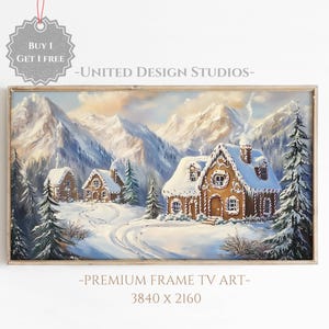 Puede incluir: Una pintura enmarcada que representa una escena de invierno con una casa de jengibre y montañas cubiertas de nieve. La casa tiene adornos de bastón de caramelo y un techo nevado. Las montañas están en el fondo y hay árboles en el primer plano.