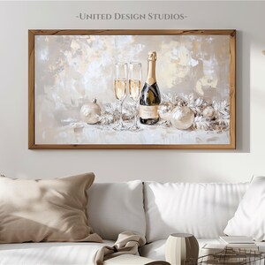 Pode incluir: Uma pintura de uma garrafa de champanhe e duas ta&ccedil;as com um fundo branco e ornamentos prateados. A pintura &eacute; emoldurada em uma moldura de madeira.