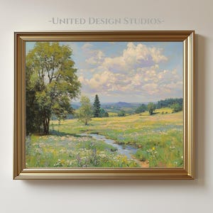 Op de afbeelding: Een ingelijst schilderij van een landschap met een beek die door een veld met wilde bloemen stroomt. De lucht is blauw met witte wolken. Het schilderij is in een gouden lijst.