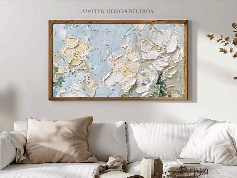 K&ouml;nnte beinhalten: Ein gerahmtes abstraktes Gem&auml;lde im impasto-Stil. Das Gem&auml;lde zeigt wei&szlig;e und hellblaue Blumen auf hellblauem Hintergrund.