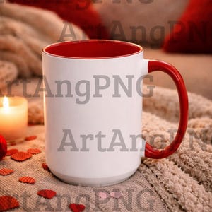 Puede incluir: Una taza de cerámica blanca con interior y asa rojos. La taza está sobre una superficie texturizada con confeti rojo en forma de corazón, una vela encendida y una rosa roja. La taza es un lienzo en blanco para la personalización.