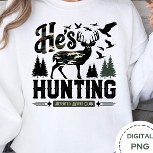 Sudadera de caza, camiseta de He's Hunting, sudadera con capucha de la temporada de caza, camiseta de la esposa de caza, suéter divertido de la esposa de caza abandonada, esposa abandonada PNG