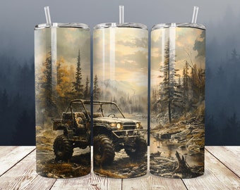 Puede incluir: Un juego de tres vasos de acero inoxidable con una escena de naturaleza que presenta un jeep conduciendo por un bosque. Los vasos tienen un aspecto rústico y vintage y son perfectos para los entusiastas del aire libre.