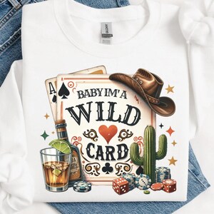 Wild Card Ocidental PNG, Design Ocidental Retro, Colagem Ocidental PNG, Sublimação Ocidental Moderna, Cowgirl Country, Camisa Moderna, Western PNG