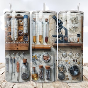 Puede incluir: Un vaso de acero inoxidable con un diseño envolvente que presenta una escena de laboratorio vintage. El diseño incluye un microscopio, tubos de ensayo y varios instrumentos científicos, todos representados en un estilo antiguo y detallado. El vaso tiene una pajita transparente.