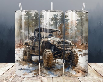 Puede incluir: Una ilustración de estilo acuarela de un vehículo todoterreno de color camuflaje conduciendo por un bosque nevado. El vehículo tiene una jaula antivuelco negra y un conductor en el asiento. El bosque está representado con un lavado de acuarela azul claro y blanco.