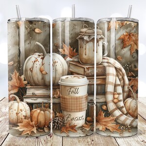 Könnte beinhalten: Ein Herbst-Tumbler-Design mit einem weißen Kürbis, einer Tasse Kaffee mit dem Text "Fall Basics" und einem Glas Kaffee mit einer karierten Decke und Herbstblättern.