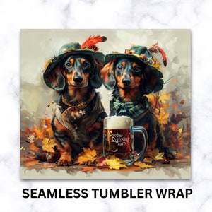 Pu&ograve; includere: Due bassotti con cappelli festivi e che tengono un bicchiere di birra. I cani sono circondati da foglie autunnali. Il bicchiere di birra ha la scritta "October Drinking Team".