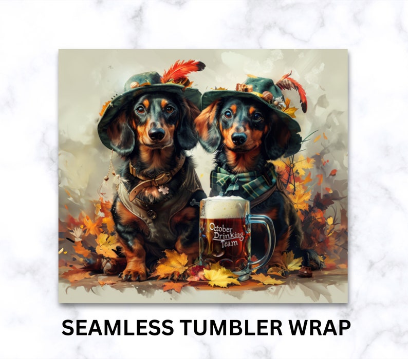 Pu&ograve; includere: Due bassotti con cappelli festivi e che tengono un bicchiere di birra. I cani sono circondati da foglie autunnali. Il bicchiere di birra ha la scritta "October Drinking Team".