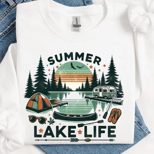 Design retrô PNG de vida no lago de verão, download digital de sublimação para atividades ao ar livre na primavera, design digital moderno para acampamento no lago de verão, design de camisa para lago