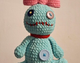Muñeco de peluche vudú con adorables puntos de ganchillo