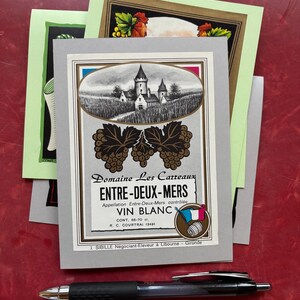 Juego de cuatro tarjetas con etiquetas de vino francés