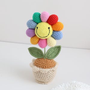 crochet happy face sunflower, crochet flower in pot, housewarming gift, desk decoration, room decoration, handmade flower, gift for her