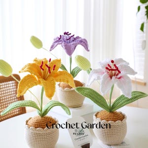 以下が含まれることがあります： 白、黄色、紫の3つのクロシェ編みユリの花の飾り。それぞれのユリは、茶色の土台が付いたクロシェ編みの鉢に入っています。鉢は白いテーブルの上に置かれています。画像には「Crochet Garden by Layla」というテキストが含まれています。