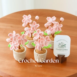 かぎ針編みの桜、鉢植えの小さなかぎ針編みの花、新築祝いの贈り物、机の飾り、部屋の飾り、手作りの花、彼女への贈り物