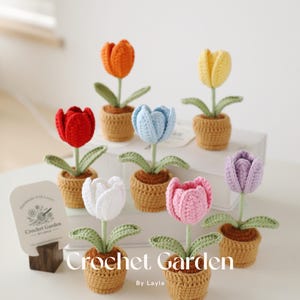 かぎ針編みのチューリップ、鉢植えのミニかぎ針編みの花、新築祝いの贈り物、机の飾り、部屋の飾り、手作りの花、彼女への贈り物