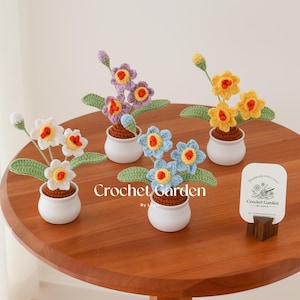 crochet daffodil plant, min crochet daffodil in pot, housewarming gift, desk decoration, room decoration, handmade flower, gift for her