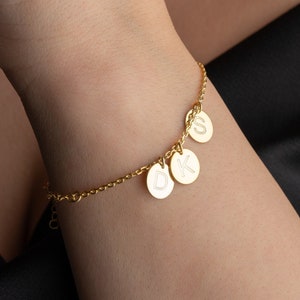 Pulsera de disco colgante Pulsera delicada con inicial de oro Pulsera de disco personalizada Pulsera de letras personalizada para mujer Pulsera con múltiples iniciales