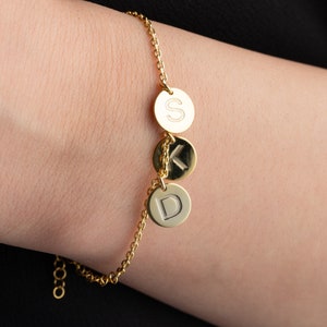 Benutzerdefinierte Buchstabe Armband für Frauen, Personalisierte Mini Disc Armband Zierliches Gold Anfang Armband Zwei Anfang Armband Mehrere Anfang Armband