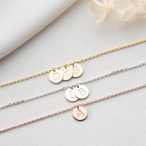 Pulsera de disco mini personalizada Pulsera delicada con inicial de oro Pulsera de letras personalizada para mujer Pulsera con dos iniciales Pulsera con múltiples iniciales