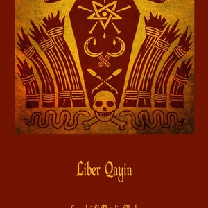 Op de afbeelding: Een rode en gouden illustratie van een kist met een schedel en gekruiste beenderen, een pentagram en andere occulte symbolen. De tekst "Liber Qayin" en "Laurelei & Natalie Black" staat onder de afbeelding.