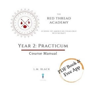 Könnte beinhalten: Ein weißes und rotes Logo für die Red Thread Academy, Schule für amerikanische folkloristische Hexerei. Das Logo zeigt einen Kreis mit einem roten Kreuz und einer Waage darin. Der Text "YEAR 2: PRACTICUM Course Manual" befindet sich unter dem Logo. Der Text "L.M. BLACK" befindet sich unter dem Text des Kursmanuals. Ein roter Kreis mit dem Text "PDF Book & Free App" befindet sich in der unteren rechten Ecke.