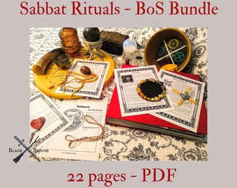 Może przedstawiać: Czerwony segregator z 22 drukowanymi stronami do księgi cieni (BOS) z tytułem "Sabbat Rituals - BoS Bundle". Strony zawierają tekst i ilustracje. Strony leżą na białym obrusie z różnymi przedmiotami czarownic, w tym drewnianą miską, rogiem, kryształem i małym drewnianym pudełkiem.