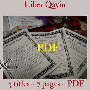 Könnte beinhalten: Nahaufnahme von drei Seiten aus einem Buch mit dem Titel "Liber Qayin". Die Seiten sind betitelt mit "Black Book of Lilith Sophia", "Red Book of Azazel-Qayin" und "White Book of Ishtar-Eve". Der Text auf den Seiten ist in Schwarzweiß gehalten, der Hintergrund ist hellbraun. Das Bild enthält auch den Text "3 Titel ~ 7 Seiten ~ PDF".