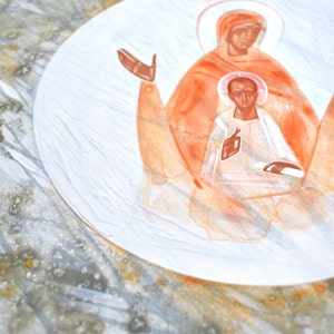 Puede incluir: Una pintura a la acuarela de un icono religioso con una figura central con un halo, rodeada por una figura m&aacute;s grande. Las figuras est&aacute;n representadas en tonos naranja y blanco sobre un fondo claro y texturizado.