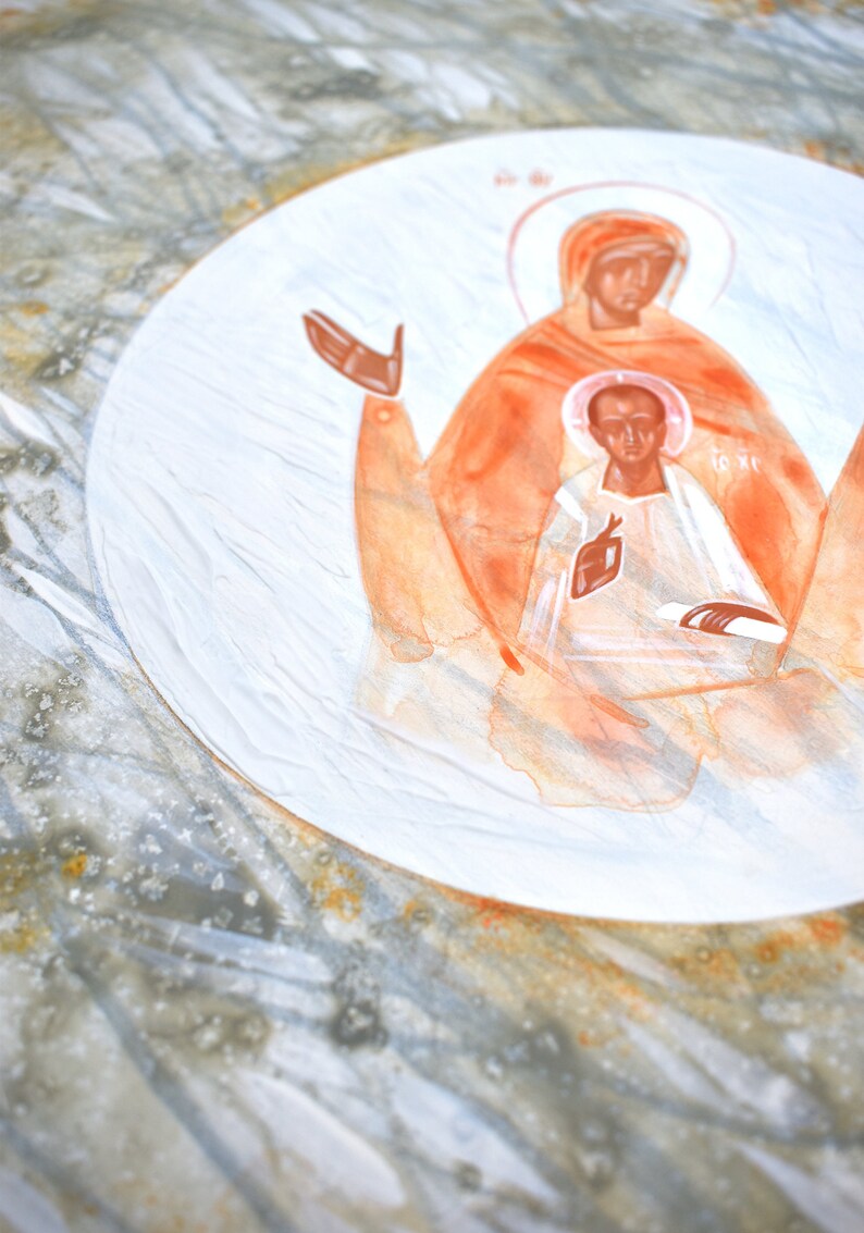 Puede incluir: Una pintura a la acuarela de un icono religioso con una figura central con un halo, rodeada por una figura m&aacute;s grande. Las figuras est&aacute;n representadas en tonos naranja y blanco sobre un fondo claro y texturizado.