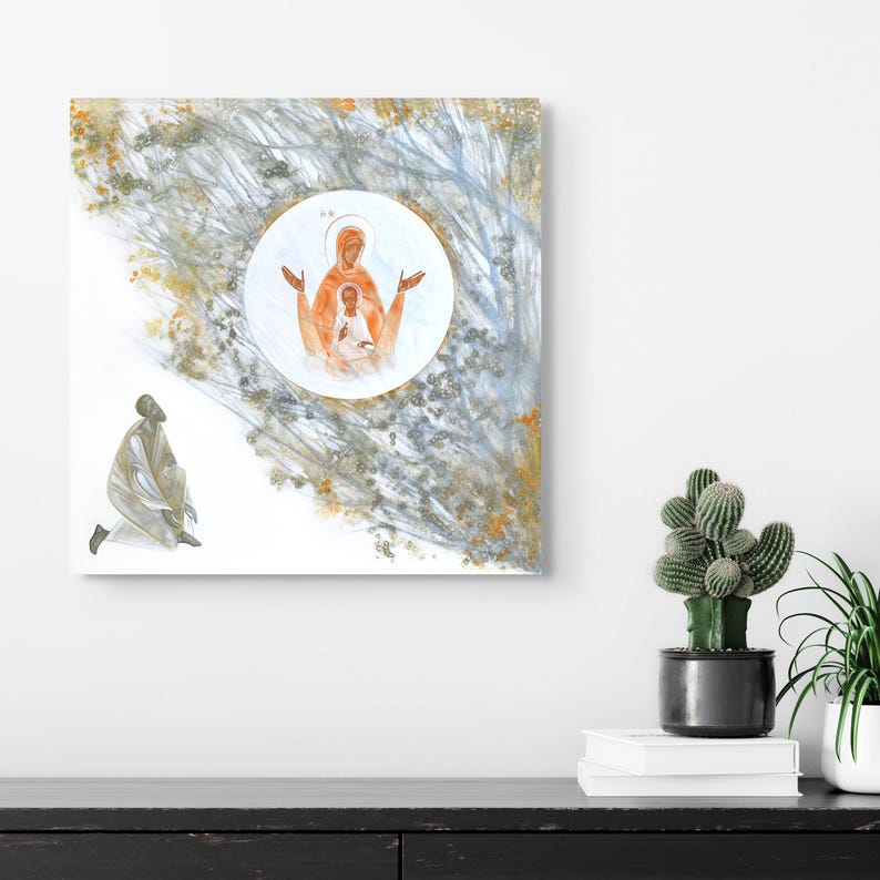 Puede incluir: Arte en lienzo cuadrado que presenta un icono religioso de una madre y un ni&ntilde;o dentro de un c&iacute;rculo blanco, con un halo dorado. El fondo tiene un dise&ntilde;o abstracto texturizado en tonos grises, dorados y blancos. Una figura arrodillada se representa en la parte inferior izquierda.